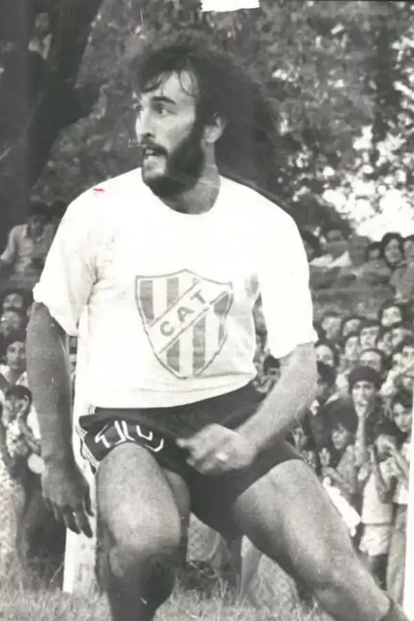 Julio Ricardo Villa jugando para Atlético.