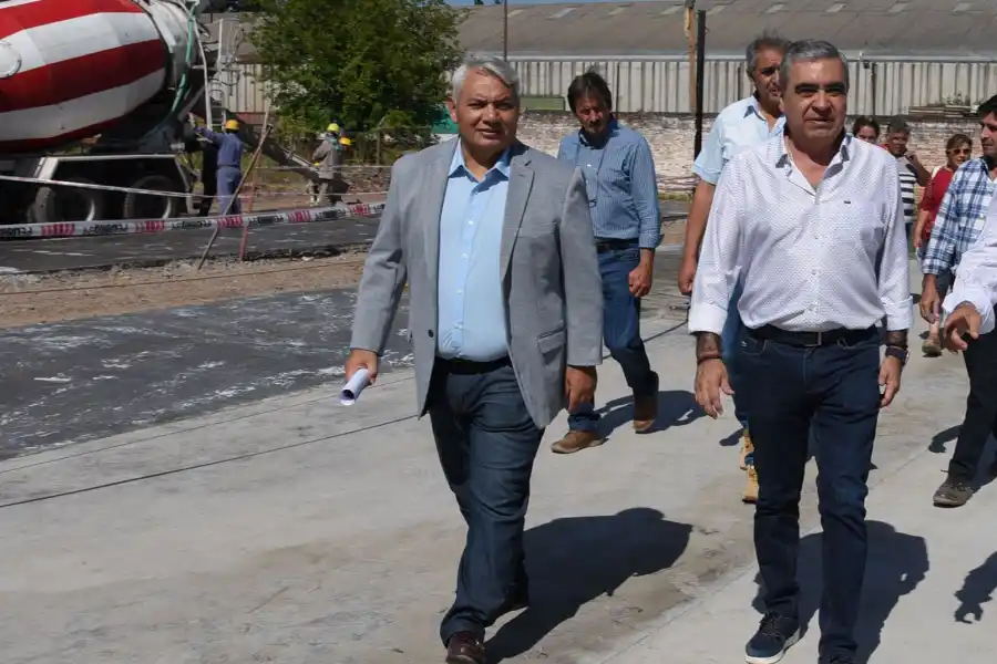 EN RECORRIDO. El secretario de Obras Públicas, Alfredo Toscano, junto al intendente Germán Alfaro. 