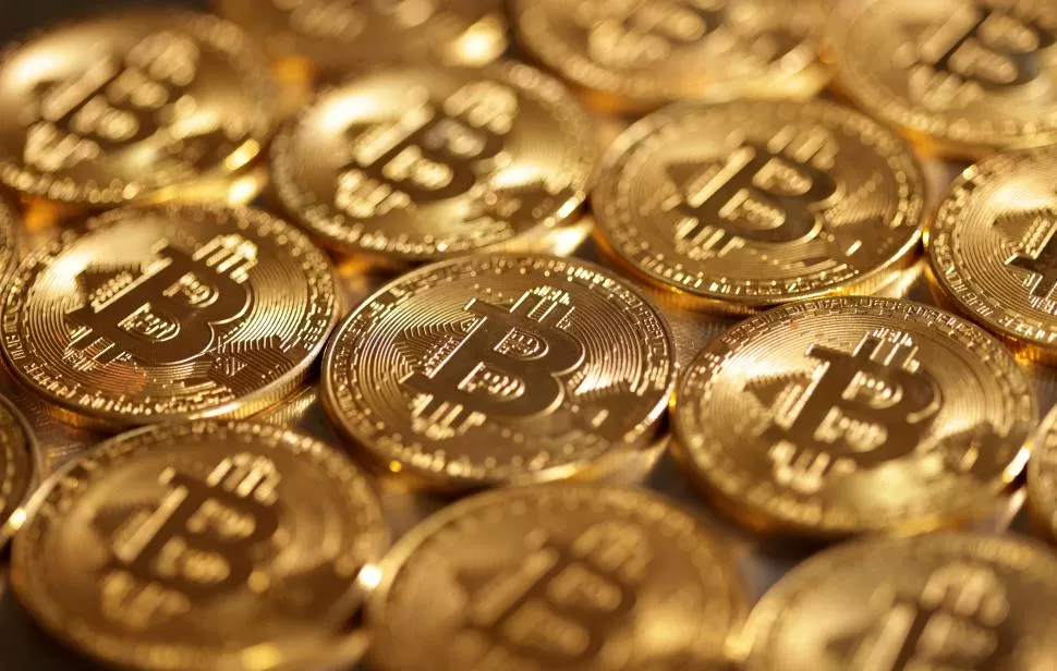 EN CAÍDA. El Bitcoin, una de las monedas virtuales más fuerte, llegó a cotizar U$S 68,789.63 en diciembre/2021. 