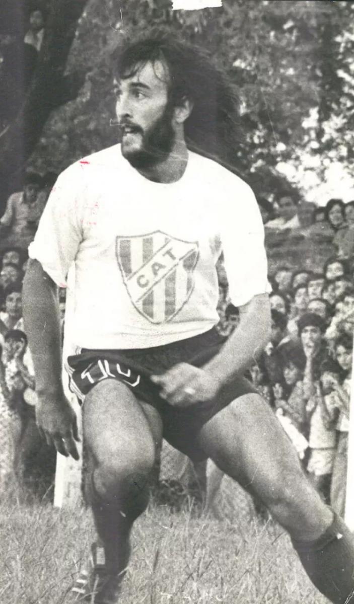 Julio Ricardo Villa jugando para Atlético.