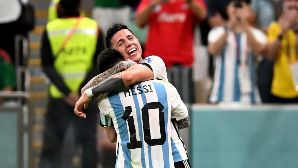  El abrazo de Fernández con su ídolo y compañero, Lionel Messi. Telam