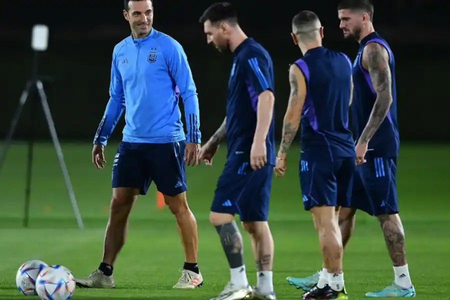 Argentina asume la primera final ante México para definir su futuro en Qatar