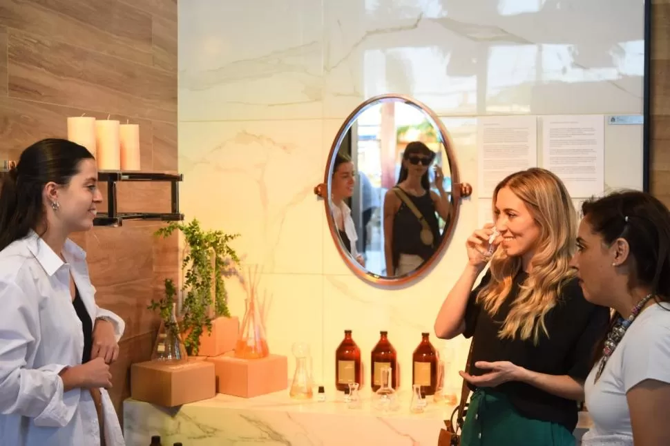 COLORES PARA JUGAR. Una divertida instalación en la que la tela se convierte en un derrame de pintura se vio en Bercovich.  