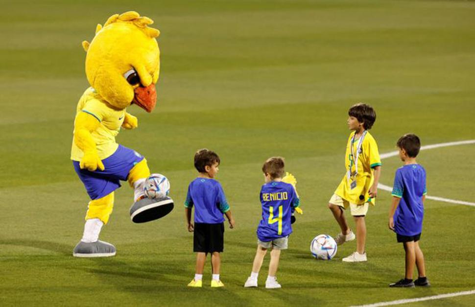 ENTRETENIDOS. La mascota de Brasil hace jueguito con varios niños.