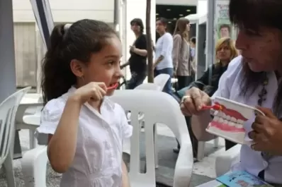 “Vemos bocas detonadas de tantas caries”