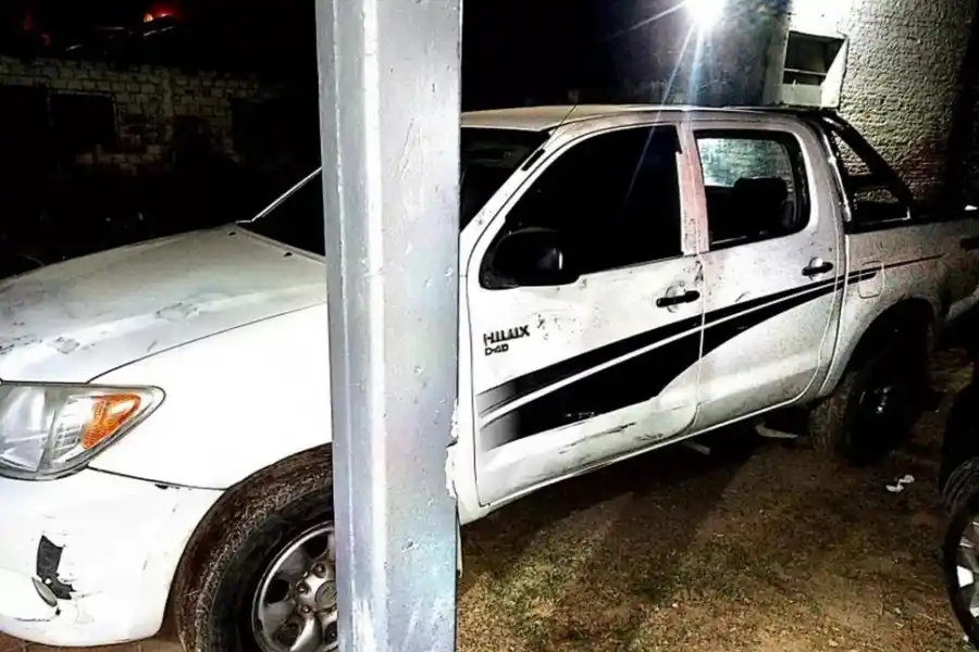 RECUPERADA. La camioneta Toyota Hilux que ladrones armados habían robado cerca de la Perón.  