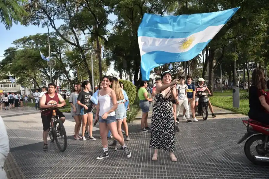 PURA FELICIDAD. Una mujer festeja la victoria frente a los mexicanos. la gaceta / fotos de antonio ferroni - osvaldo ripoll  