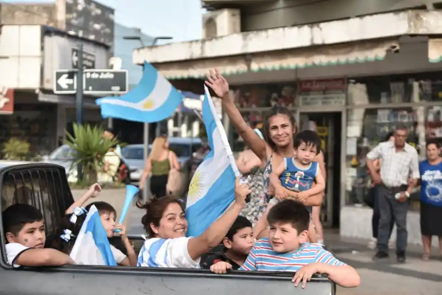EN FAMILIA. Mujeres y niños salieron a celebrar en Concepción. 