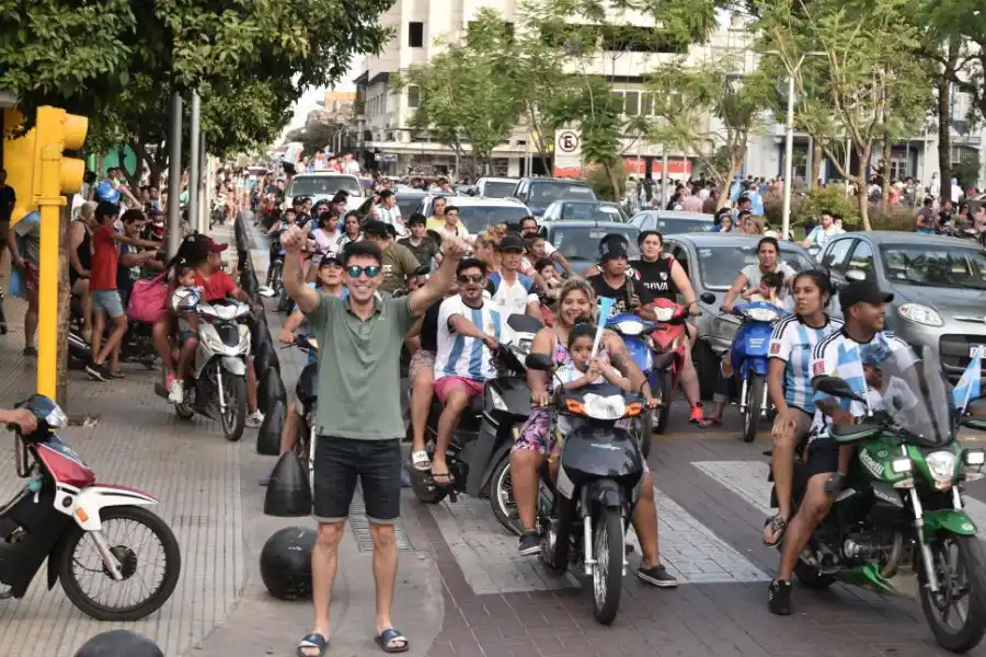 CARAVANA. En la “Perla del Sur”, los hinchas salieron a la calle a celebrar el gran triunfo conseguido por el equipo de Lionel Scaloni.