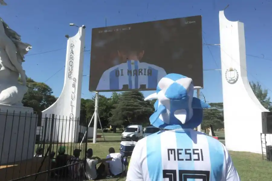 PANTALLA. El partido fue seguido en el parque 9 de Julio.