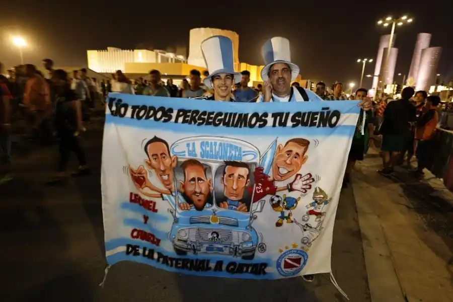 LOCURA. Enzo Fernández celebra el gol del triunfo con los hinchas.