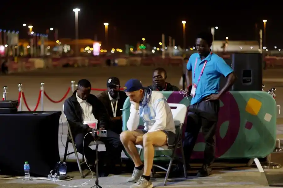 EN VIVO. Personal del estadio siguiendo el partido por celular.