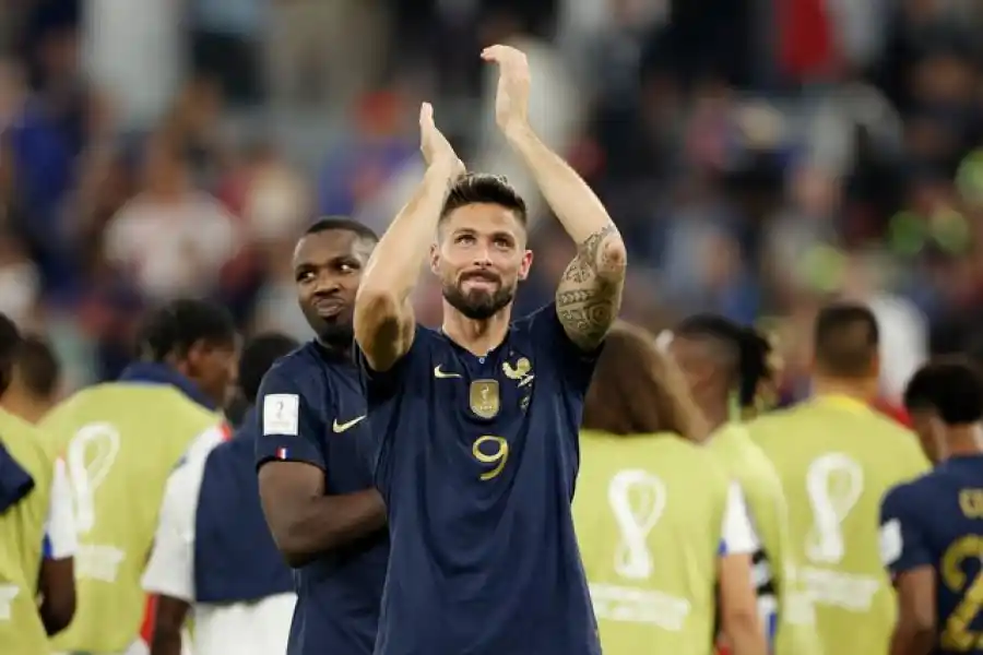 FESTEJO. Olivier Giroud saluda a los hinchas de Francia.  