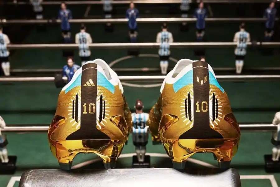 INALCANZABLES. La botines dorados de Messi para Qatar, no se consiguen y cuestan 300 dolares.