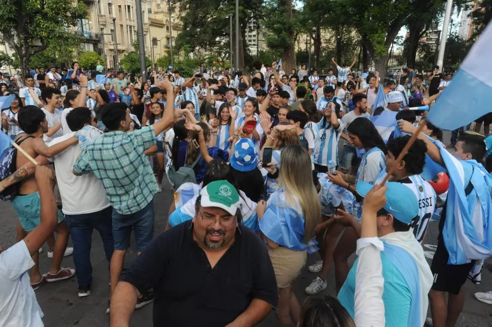 Los fanaticos se congregaron en la plaza Independencia.