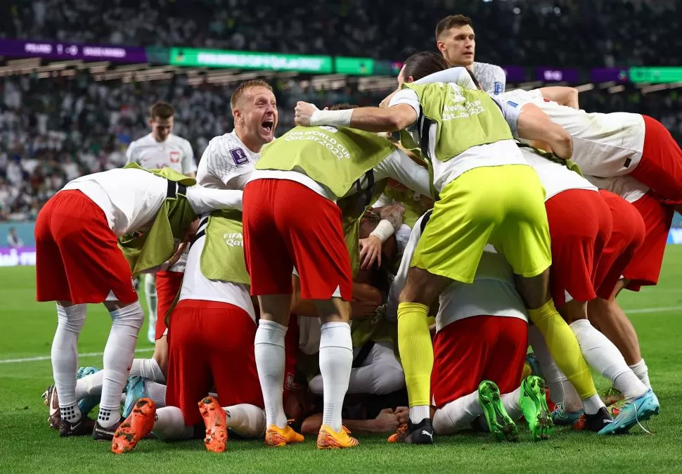 TRIUNFO CLAVE. Los jugadores polacos celebran la victoria que los impulsó a la cima del grupo C. fotos reuters