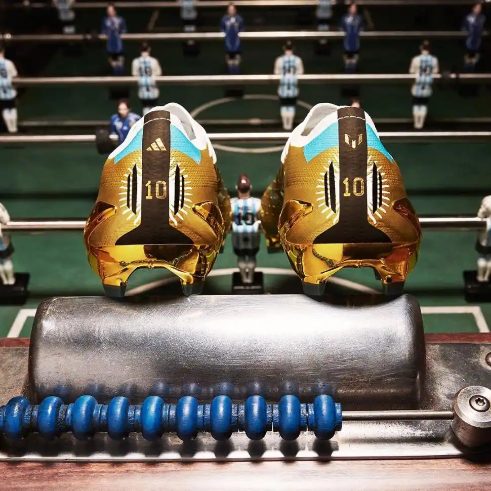 INALCANZABLES. La botines dorados de Messi para Qatar, no se consiguen y cuestan 300 dolares.