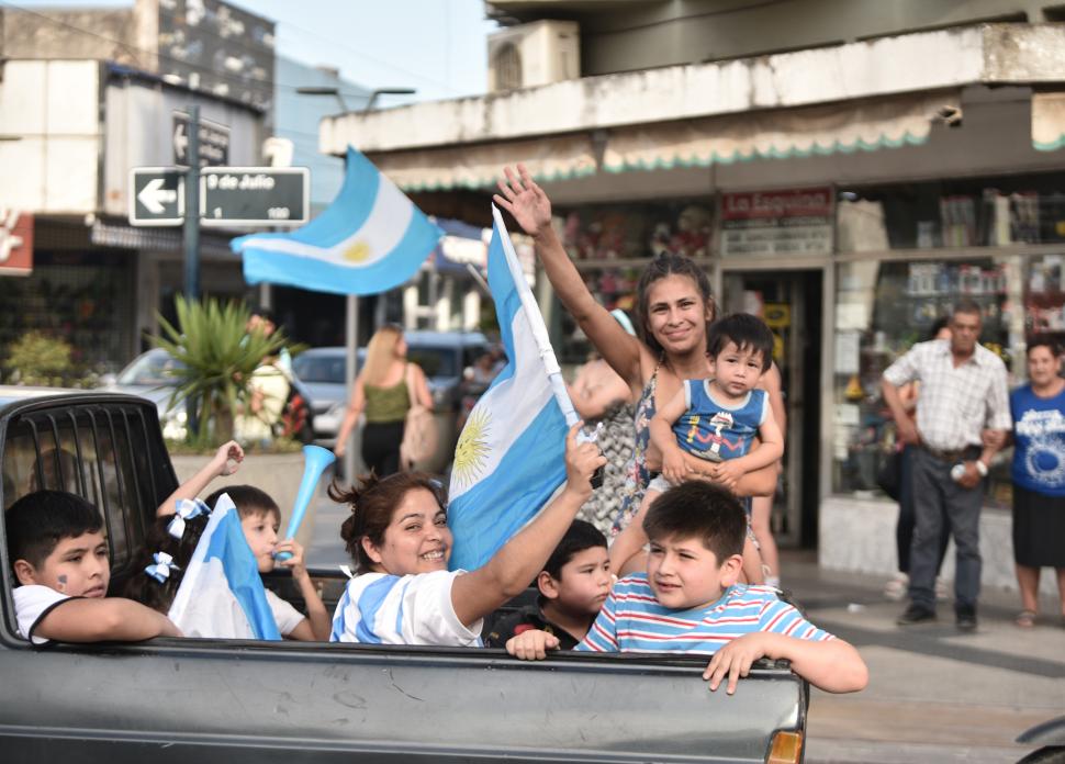 EN FAMILIA. Mujeres y niños salieron a celebrar en Concepción. 