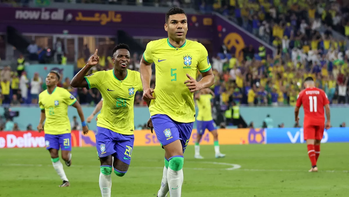 AL FIN. Casemiro logró abrir el marcador para Brasil, después de varios ocasiones desaprovechadas y de un gol anulado a instancias del VAR.