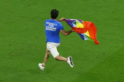 Mundial de Qatar 2022: un hincha irrumpió en el campo de juego con una bandera LGBTI