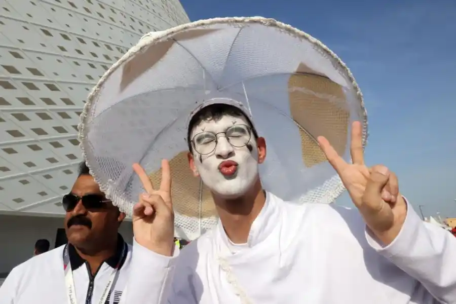 BESITO. Un fanático posa en la previa de Bélgica-Marruecos