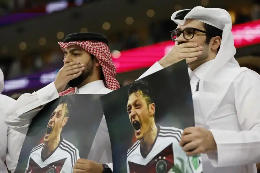 IRONÍA. Qataríes responden al gesto de Alemania contra la FIFA.
