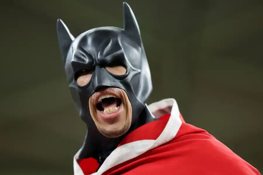 TAMBIÉN ESTUVO. Ni Batman quiere perderse el Mundial.