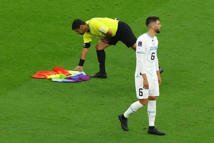 Mundial de Qatar 2022: un hincha irrumpió en el campo de juego con una bandera LGBTI