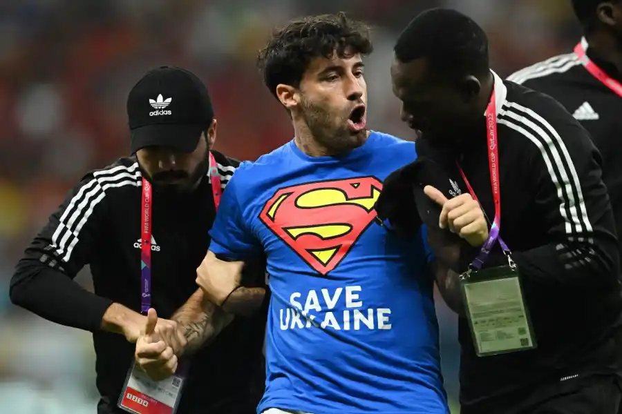 Mundial de Qatar 2022: un hincha irrumpió en el campo de juego con una bandera LGBTI