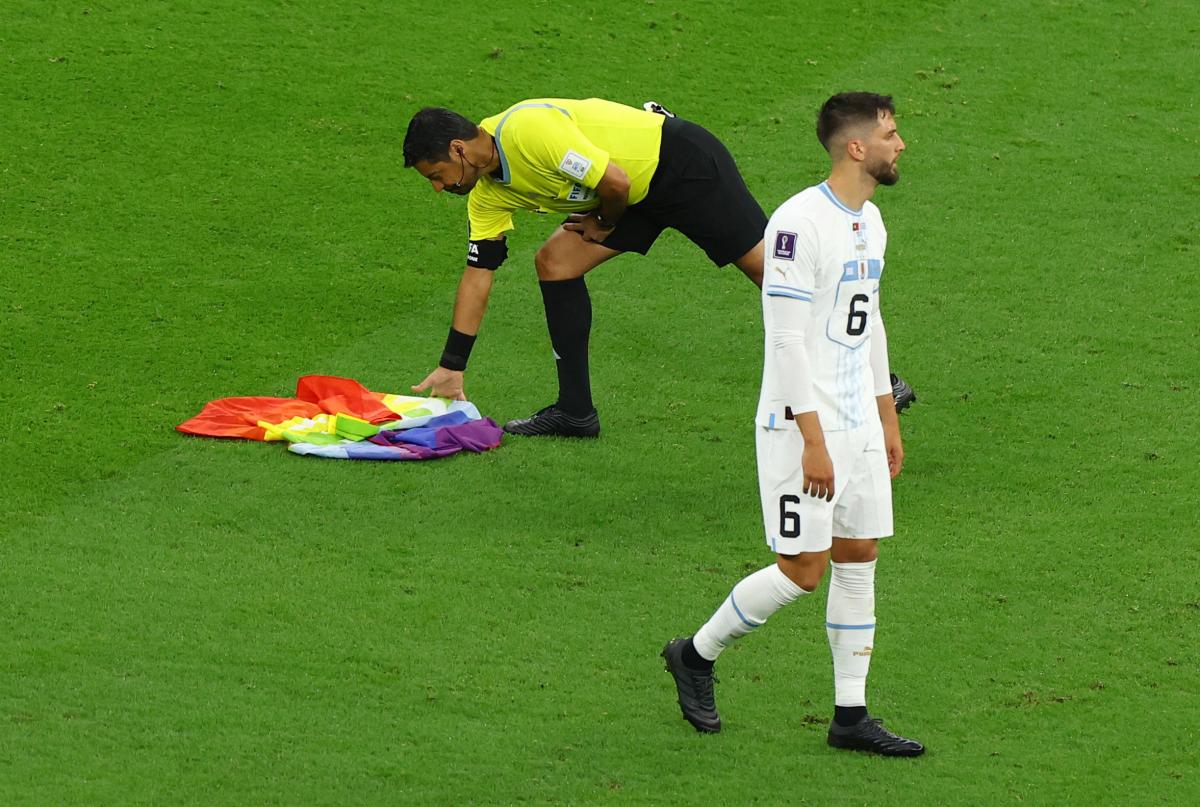 Mundial de Qatar 2022: un hincha irrumpió en el campo de juego con una bandera LGBTI
