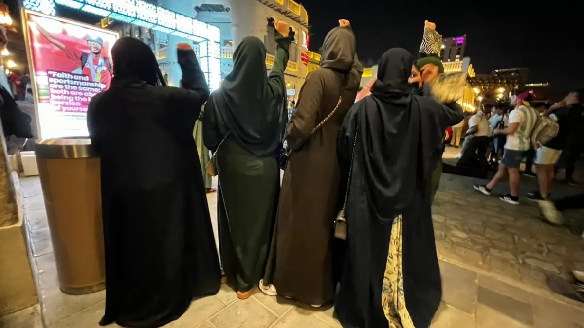 Si Alá las hubiera visto: las chicas de burka, las más argentinas del banderazo