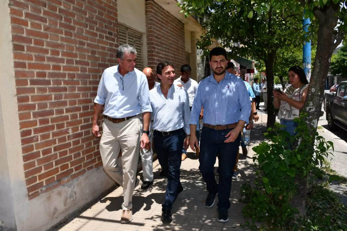 EN EL SUR. Roberto Sánchez (UCR) y Sebastián Murga (CREO), en un recorrido por Simoca, junto al intendente de Bella Vista Sebastián Salazar. 