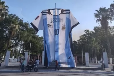 Video: en Salta izaron la camiseta de Argentina “más grande del mundo”