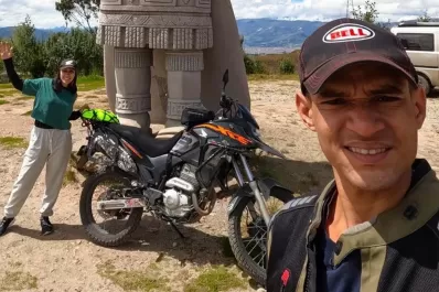 Son colombianos, recorren Sudamérica en moto y apenas llegaron a la Argentina se la robaron