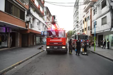 Susto en un edificio céntrico por dos autos incendiados