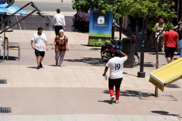 Galería de fotos: los tucumanos buscan cómo mitigar el calor
