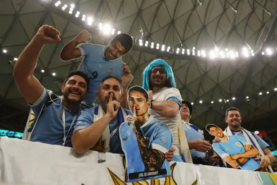 EN SILENCIO. Aficionados “charrúas” llevaron un cartel para festejar los goles, pero la “Celeste” sigue sin marcar.