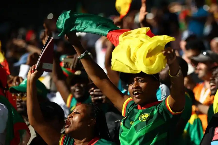 EUFORIA. Los hinchas cameruneses tuvieron tres goles para celebrar.