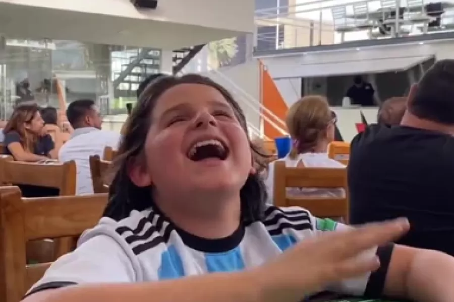 Mundial de Qatar: el emotivo video del niño ciego que logró ver el gol de Messi