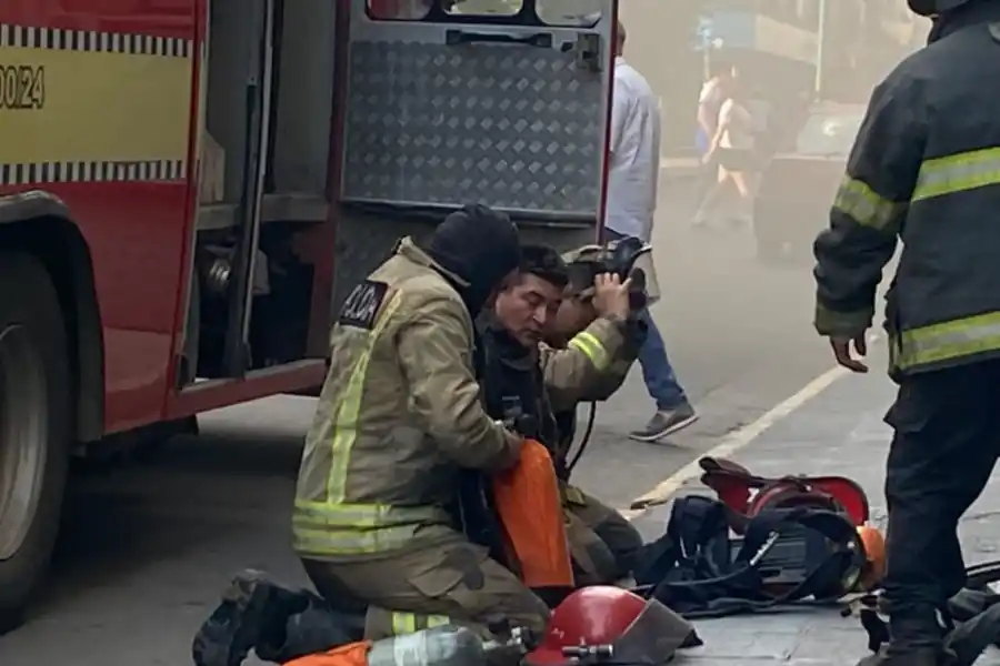Susto en un edificio céntrico por dos autos incendiados