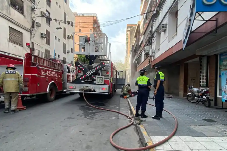 Susto en un edificio céntrico por dos autos incendiados