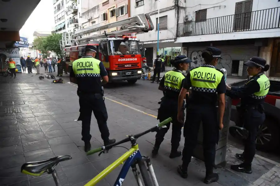 Susto en un edificio céntrico por dos autos incendiados