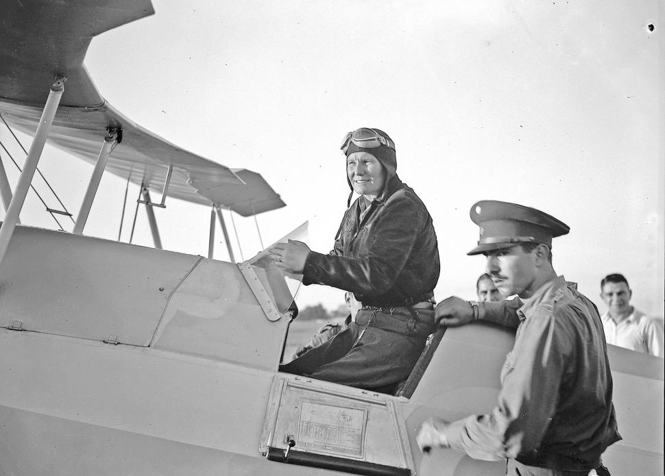 ABRIL DE 1940. La aviadora acaba de aterrizar en el aeródromo Benjamín Matienzo y se baja de su avión Fokke Wulf. 