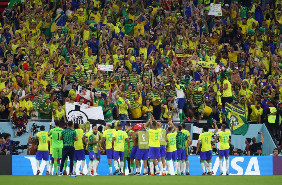 CARNAVAL DE BRASIL. El estadio 97 se transformó en un sambódromo tras el 1-0 sobre Suiza, que aseguró la clasificación de Brasil a octavos. El “Scratch” no necesitó de Neymar para meterse en la otra ronda. 