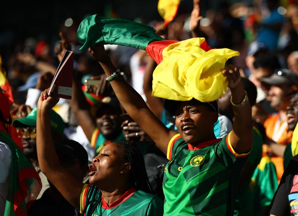 EUFORIA. Los hinchas cameruneses tuvieron tres goles para celebrar.