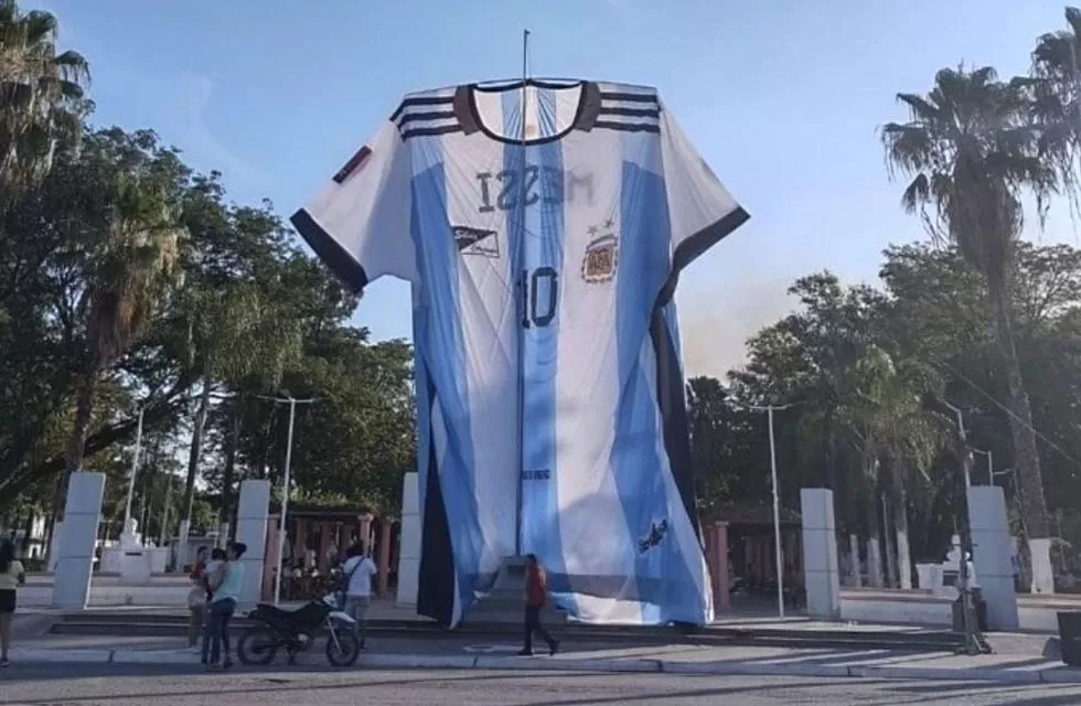 Izaron la camiseta de Argentina “más grande del mundo” 