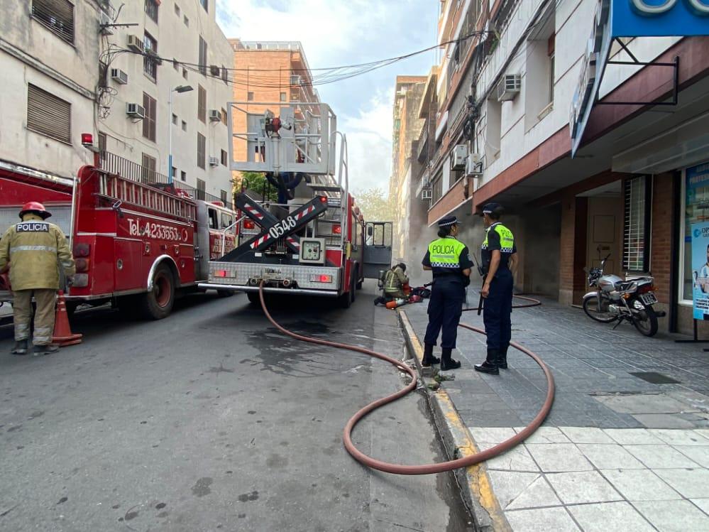 Susto en un edificio céntrico por dos autos incendiados