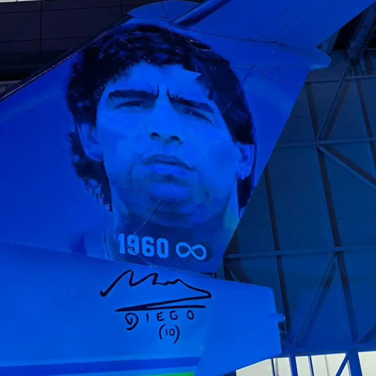 LA GACETA en el hangar del Tango D10S: es como caminar en el cielo con Diego de la mano