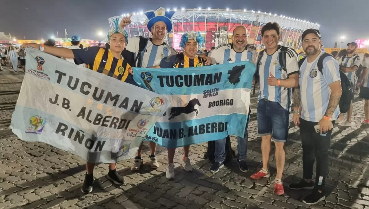 NUMEROSA. Este grupo de tucumanos llegó desde Yerba Buena, Alberdi y Concepción para alentar a la Selección.