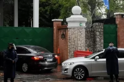 Volcó la camioneta de la custodia de Alberto Fernández: hay un muerto y tres heridos